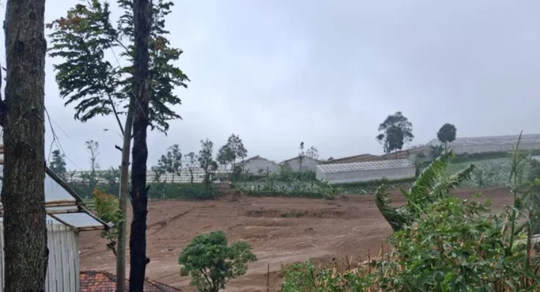 Bencana longsor di Cisarua Bandung Barat: Suara gemuruh sempat terdengar beberapa saat sebelum longsor.
