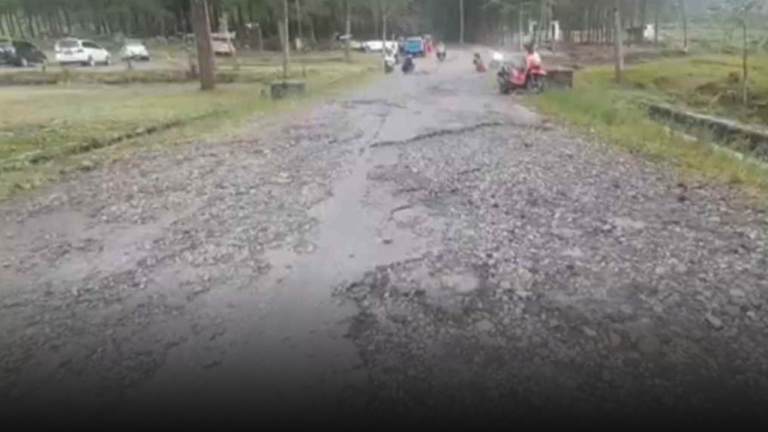 Kerusakan Jalan Kabupaten Tasikmalaya Ganggu Aktivitas Warga