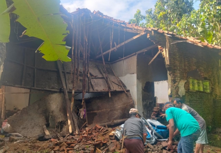 Rumah Warga di Ciamis Ambruk Diguyur Hujan Dua Hari.