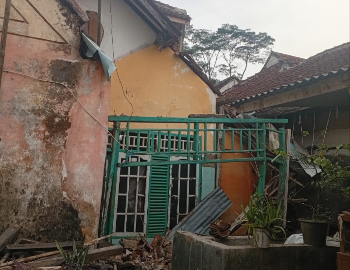 Diguyur Hujan Dua Hari, Rumah Lansia di Kawalu Tasikmalaya Ambruk