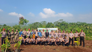Serdik Sespimma Polri Tanam Pohon Hijaukan Tasikmalaya
