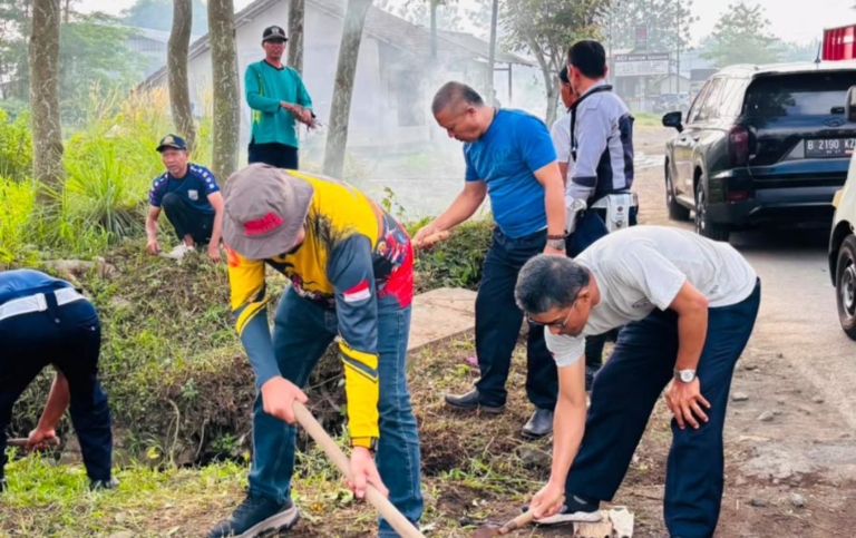 Aksi Bersih Jalan Mangin Tasikmalaya Libatkan Ratusan Warga