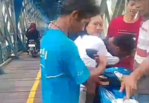 Warga Gagalkan Aksi Nekad Seorang Pria di Jembatan Cirahong