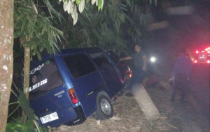 Respon Cepat Damkar Ciamis Evakuasi Mobil Terperosok di Cikoneng