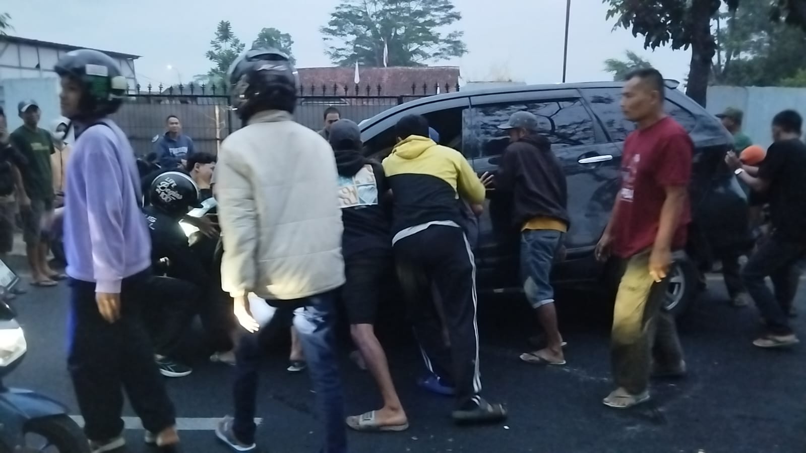 Kecelakaan Avanza Gunungkalong Tasikmalaya, Lima Penumpang Terluka